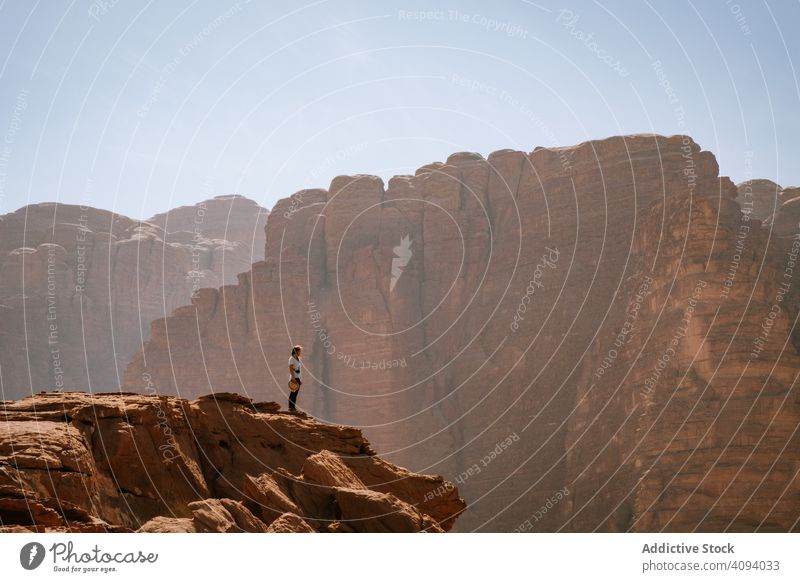 Frau bewundert Berglandschaft aqaba Beduinen Camel Camping Klettern wüst Dunes Granitfelsen Öko-Abenteuer Drehort Pferd Jabal-Bär Jabal-UMM-FRUTH-Brücke