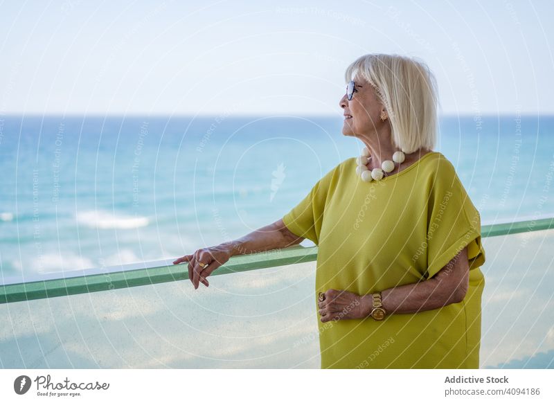 Ältere Dame auf der Hotelterrasse Frau Balkon MEER Resort älter stylisch in den Ruhestand getreten sich[Akk] entspannen ruhen Lifestyle Rentnerin reif Senior