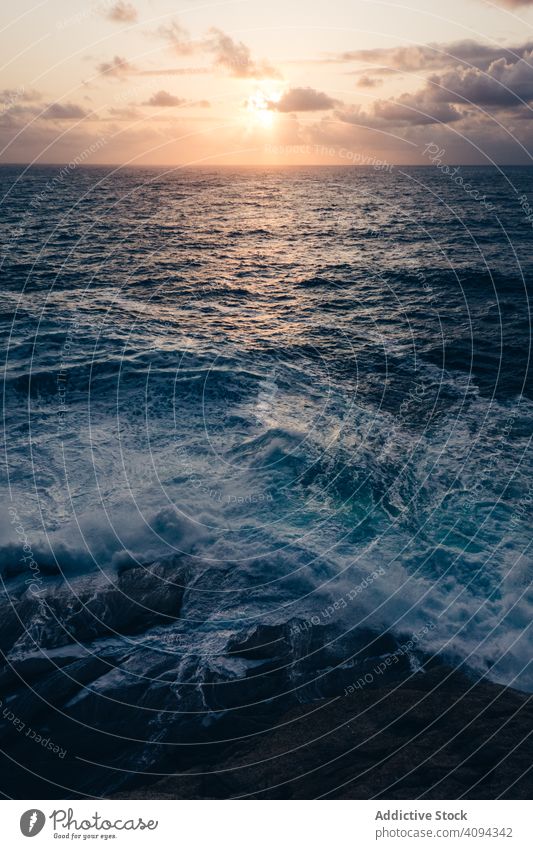 Leuchtend blaue Wasserspritzer Nachlauf Spritzer Wellengang hell Sonnenlicht Kristalle fließen dynamisch Geschwindigkeit Oberfläche Locken marin MEER winken