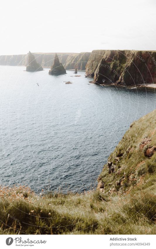 Malerische Meereslandschaft mit skurrilen Klippen MEER Felsen Landschaft Wasser Duncansby-Kopf reisen Ausflugsziel Tourismus Zapfen geformt Formation Stein