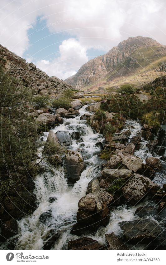 Malerischer Wasserfall in den Bergen Felsen Berge u. Gebirge Landschaft Natur Feenbecken reisen Tourismus Ausflugsziel strömen fallen Pool fließen Schaumblase