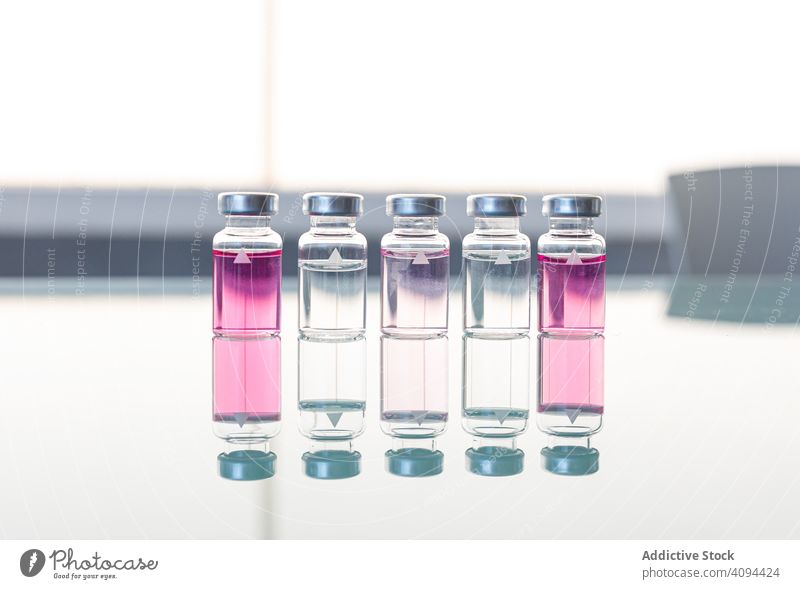 Wissenschaftliche oder medizinische Proben auf einem Glastisch liquide Ampulle Labor Chemikalie Flasche wissenschaftlich forschen Lösung Flüssigkeit Medikament