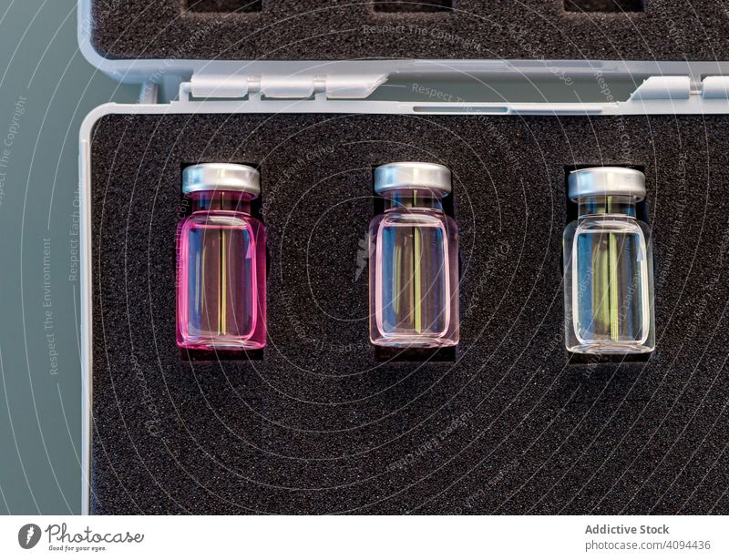 Medizinische Fläschchen im Tragekoffer Chemikalie Probe Ampulle medizinisch wissenschaftlich Fall liquide Tube Flüssigkeit führen Labor forschen Glas weich