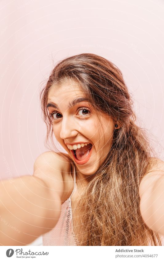 Teenagermädchen macht einen Selfie Fotografieren sozial Konzept Schulmädchen Gesichtsbehandlung Gefühle emotional Gesundheit Erfolg lässig Frauen allein lustig