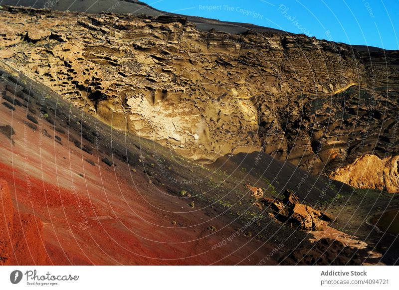 Malerische Ansicht von vulkanischem Terrain mit erstarrter Lava in wildem Gebiet Landschaft Menschenleer Insel verbrannt Spanien Gegend Natur malerisch reisen