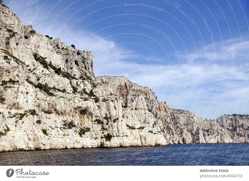 Wunderschöne weiße Kalksteinfelsen an der Meeresküste Felsen MEER Klippe Landschaft Calanques Massiv Frankreich Europa national Park Natur reisen touristisch