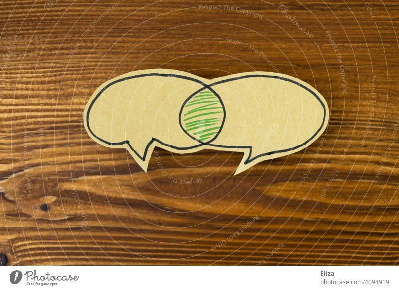 Zwei Sprechblasen mit einer grün schraffierten Schnittmenge. Kommunikation, Kompromissfindung. Meinungsaustausch einer Meinung Gemeinsamkeiten sprechen