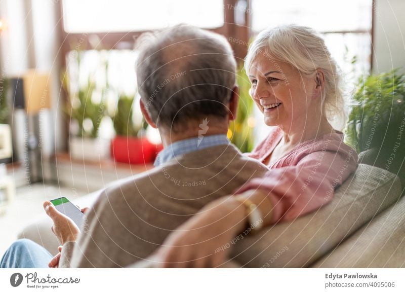 Porträt eines älteren Paares, das sich zu Hause entspannt Menschen Frau Erwachsener Senior reif lässig attraktiv männlich Mann Lächeln Glück Kaukasier
