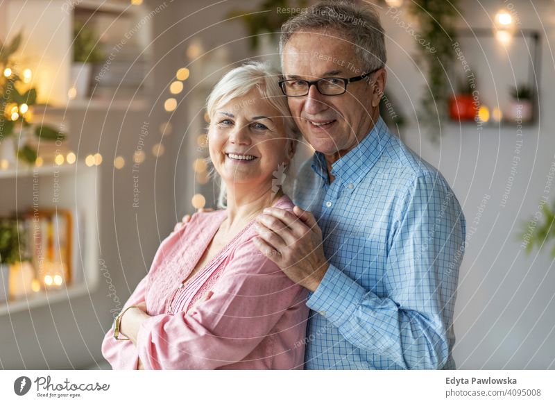 Glückliches Seniorenpaar zu Hause Menschen Frau Erwachsener reif lässig attraktiv männlich Mann Lächeln Kaukasier zahnfarben genießend Zwei Personen Paar Liebe