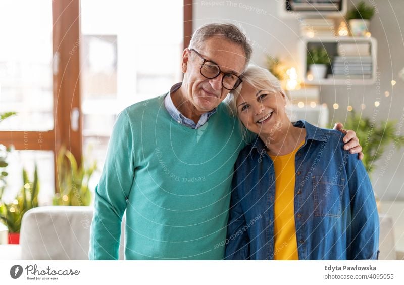 Glückliches Seniorenpaar zu Hause Menschen Frau Erwachsener reif lässig attraktiv männlich Mann Lächeln Kaukasier zahnfarben genießend Zwei Personen Paar Liebe