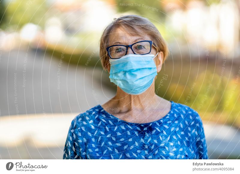 Porträt einer älteren Frau mit Gesichtsschutzmaske im Freien in der Stadt Menschen Senior reif lässig Kaukasier alt Großmutter Rentnerin Großeltern