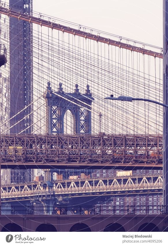 Brooklyn Bridge und Manhattan Bridge bei Sonnenuntergang, Farbtonung angewendet, New York City, USA. New York State Großstadt Brücke retro altehrwürdig