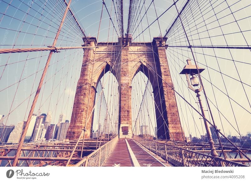 Retro getöntes Bild der Brooklyn Bridge bei Sonnenuntergang, New York City, USA. New York State Großstadt Brücke retro altehrwürdig Wahrzeichen reisen nyc neu