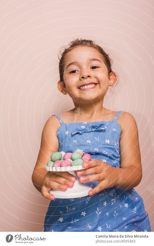 Glückliches Kind hält Teller mit Mini-Schokoladeneiern. April Bonbon Feier Kindheit farbenfroh Textfreiraum Dekoration & Verzierung Dessert Ostern Eier festlich