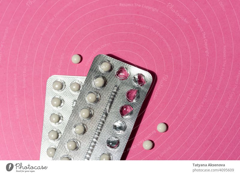 Antibabypillen auf rosa Tablette Geburt Kontrolle Verhütungsmittel Schutz Frau Medizin Schwangerschaft Ovulation Sex Verschreibung medizinisch Prävention