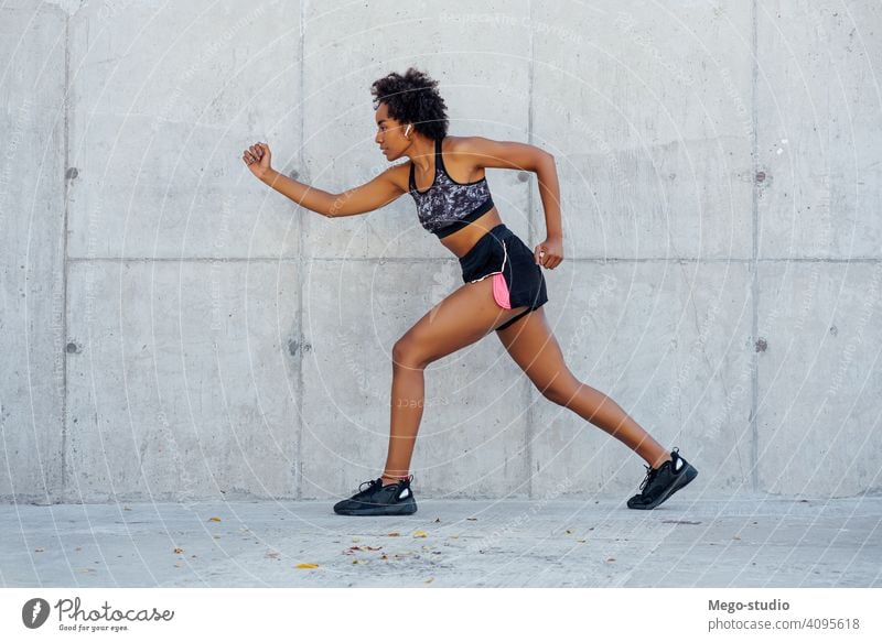 Afro-Athletische Frau läuft im Freien. Sport Übung Training Läufer Hintergrund Menschen Pflege Freizeit Körper Porträt Aktion Bewegung Herz trainiert.