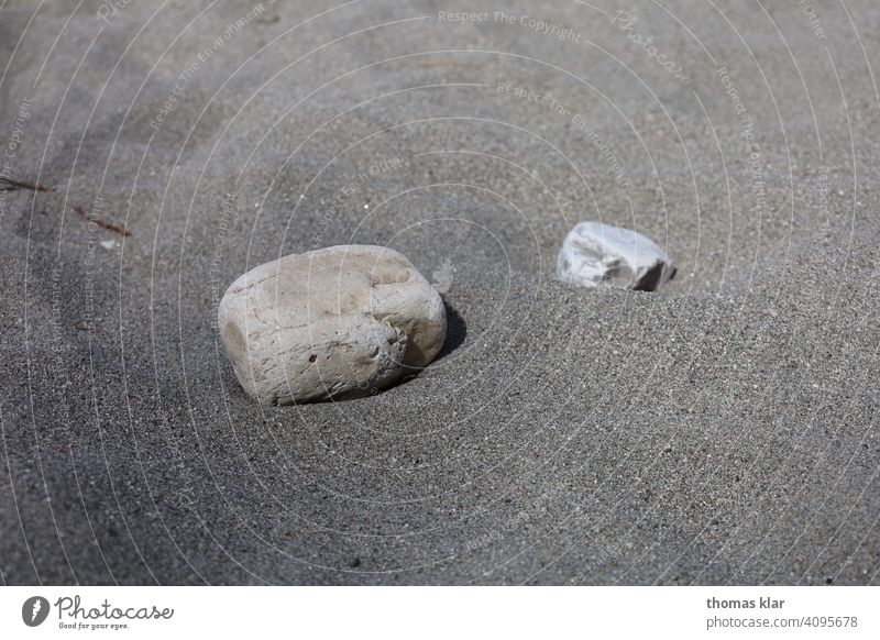 Zwei Steine im Sand Sandstrand Ferien & Urlaub & Reisen Menschenleer Meer Sommer Küste Landschaft