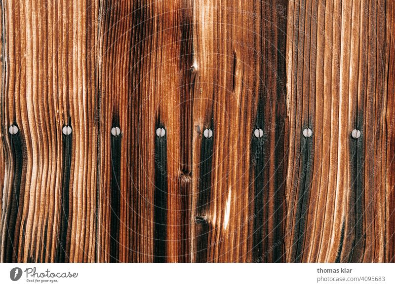 Braune Holzstruktur mit Schrauben holz schrauben Metall Detailaufnahme alt Struktur Rost Nahaufnahme abstrakt Muster Strukturen & Formen Zahn der Zeit trashig