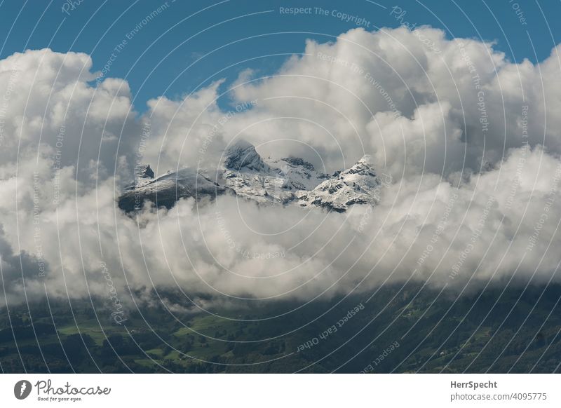 Wolken | Berge Alpen Wolkenformation Berge u. Gebirge Menschenleer Gipfel Schneebedeckte Gipfel Natur Außenaufnahme Landschaft Himmel Wolkenfeld Naturphänomene