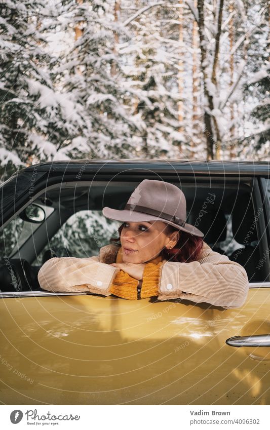 Mädchen mit Hut im Auto Wald Winter Wetter Mode Porträt kalt Boho Boho-Stil Schal weiß schön Menschen Frau Natur hübsch Landschaft im Freien Model jung