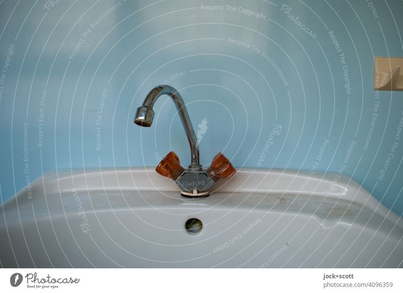 klassischer Wasserhahn mit Waschbecken aus einer anderen Zeit glänzend Wand Reflexion & Spiegelung Silhouette Hacken authentisch Bad lackiert einfach