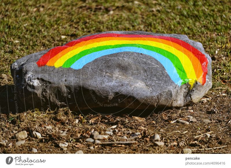 vision oder | illusion? Regenbogen Symbol Stein bemalt Farben Homosexualität Toleranz Frieden Fahne Gleichstellung schwul lesbisch Freiheit Vielfalt