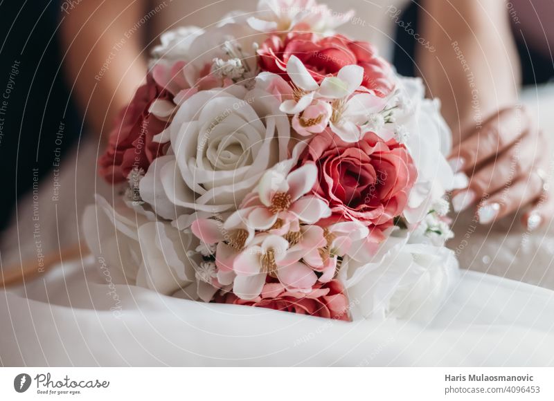 Hochzeitsstrauß mit roten und weißen Rosen anhänglich Hintergrund schön Schönheit Blüte Blumenstrauß hochzeitlich Braut Feier Feiern Festakt abschließen