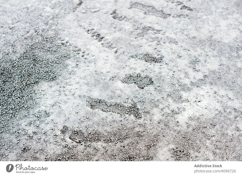 Ein Haufen gefrosteter Kieselsteine auf dem Boden Frost Textur klein gefroren Felsen grau eisig Schnee natürlich abstrakt Kopfsteinpflaster dunkel Felsbrocken