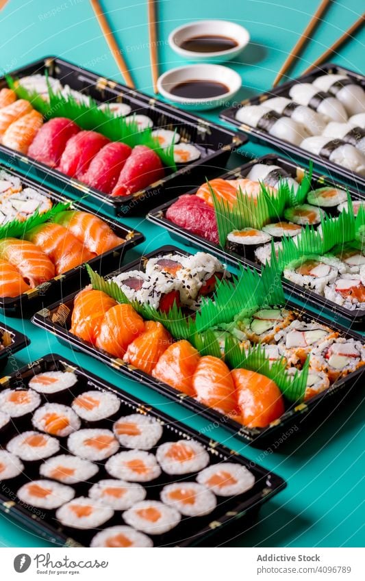 Leckere Sushi am Tisch serviert abgerollt Sushi-Platte oben Asien asiatisch Hintergrund Essstäbchen Fisch Lebensmittel frisch Feinschmecker Gesundheit Japan