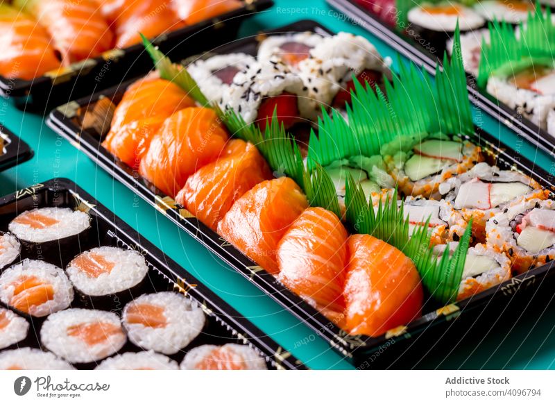 Leckere Sushi am Tisch serviert abgerollt Sushi-Platte oben Asien asiatisch Hintergrund Essstäbchen Fisch Lebensmittel frisch Feinschmecker Gesundheit Japan