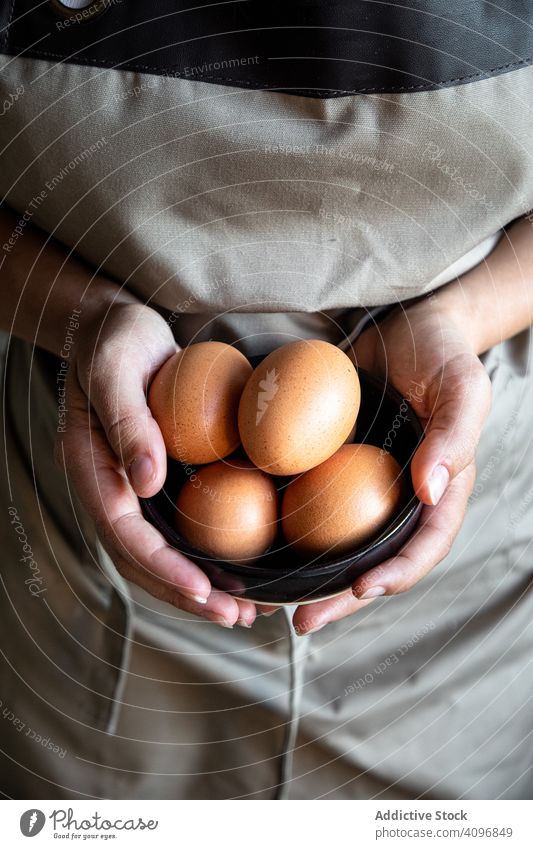 Gesichtslose Person hält Schüssel mit Eiern Koch frisch Essen zubereiten organisch Hähnchen Handvoll Bestandteil Lebensmittel Vorbereitung Gesundheit lecker