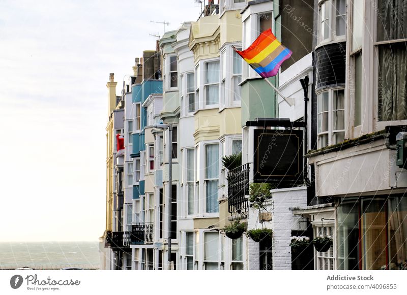 LGBT-Flagge auf der Stadtstraße lgbt Fahne Straße wohnbedingt Gebäude MEER Brighton England Regenbogen Symbol Außenseite Fassade Himmel wolkig Großstadt Stolz