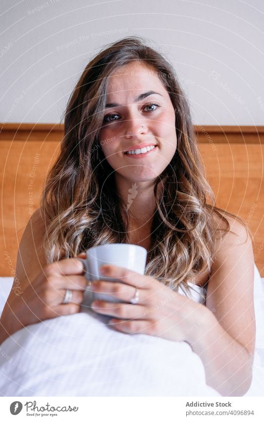 Mädchen in einem Bett mit einer Tasse Kaffee hübsch wach Freude Schönheit im Innenbereich Ansicht heimwärts liegend schlafen ruhen Lifestyle schön Aufwachen