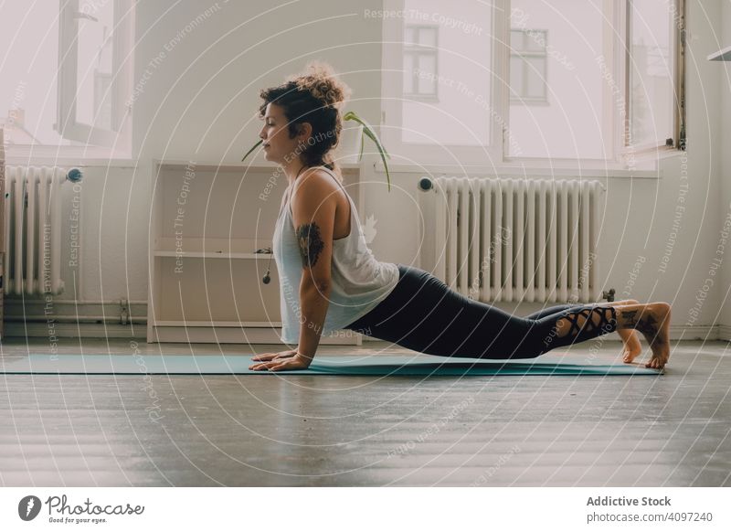 Ruhige Frau übt Yoga-Pose und balanciert auf den Händen zu Hause üben positionieren Handstand Asana heimwärts Sportkleidung passen beweglich Gleichgewicht Übung