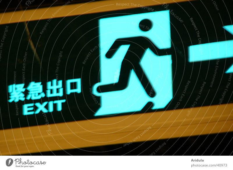 china_02 Piktogramm U-Bahn China Shanghai Asien Tunnel Hinweisschild Wegweiser Zeichen Wege & Pfade Pfeil exit leuchten