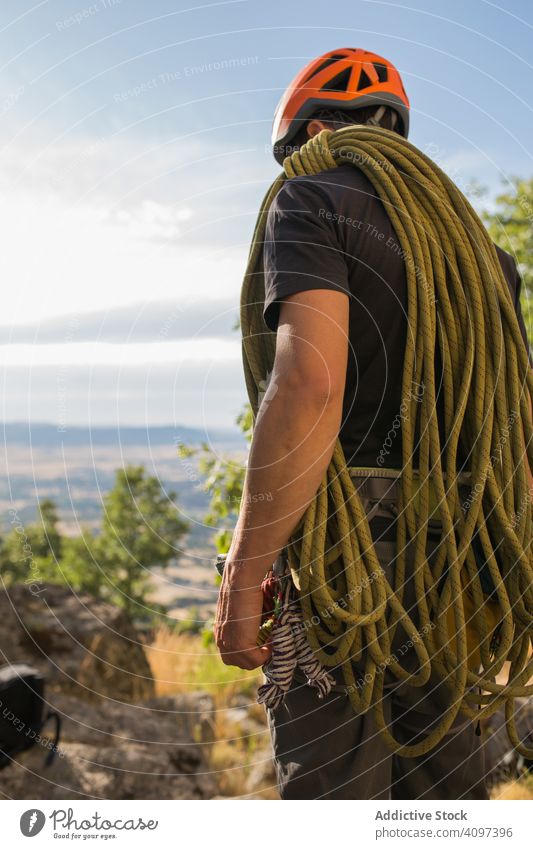 Ein Kletterer bereitet seine Seile vor, um mit dem Klettern zu beginnen Sport Bergsteigen Mann Adrenalin Aspiration schwierig Stärke stark sportlich Person