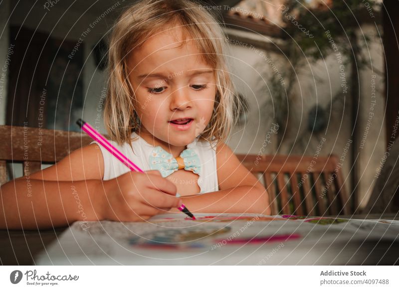 Mädchen Färbung Bilder zu Hause Farbe Buch Markierstift Tisch fettarm heimwärts zeichnen Kind Bildung kreativ Kunst fokussiert konzentriert beschäftigt Beruf