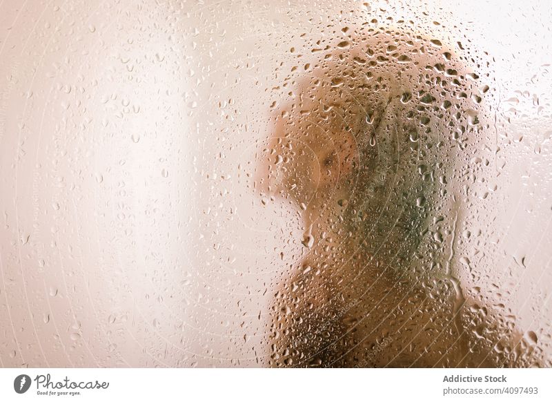 Frau hinter nassem Glas in der Dusche durchsichtig Abtrennung Bad Wasser Tropfen jung Pflege Körper Sauberkeit übersichtlich Hygiene sinnlich durchscheinend