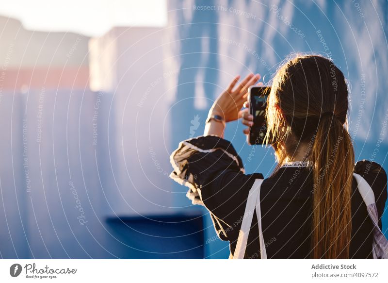 Frau auf einem blauen Gebäude beim Fotografieren Konstruktion Struktur geometrisch Architektur urban Fassade Wand abstrakt Außenseite Innovation modern
