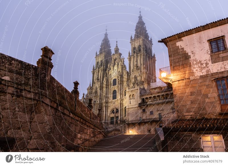 Blick auf die Kathedrale von Santiago de Compostela in einer nebligen Nacht nach Regen. Kathedrale von Saint James Pilgerfahrt. Galicien, Spanien antik