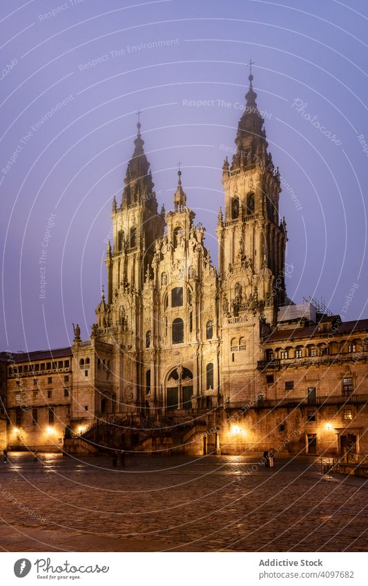 Blick auf die Kathedrale von Santiago de Compostela in einer nebligen Nacht nach Regen. Kathedrale von Saint James Pilgerfahrt. Galicien, Spanien antik