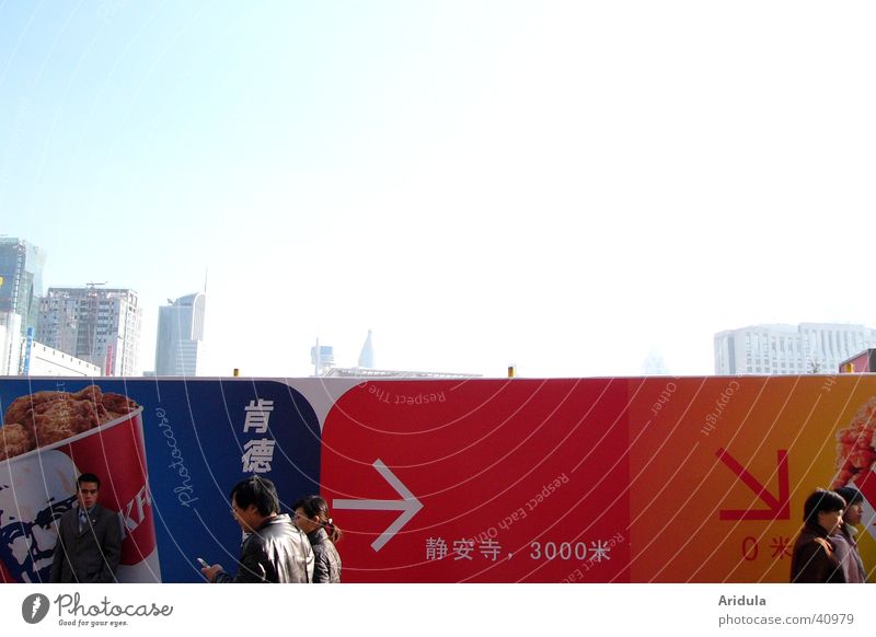 shanghai_02 Gegenlicht Sichtschutz China Fußgänger Stadt rot Haus Stadtzentrum Mitte grell Werbung Baustelle gehen Richtung Shanghai Hochhaus Barriere