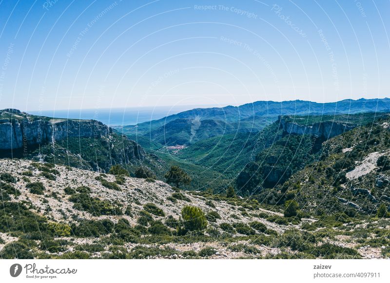 Blick vom Gipfel eines Berges in Katalonien. angefressen mehrschichtig Schlucht Natur im Freien Reiseziele Berge u. Gebirge Spanien Estragona Abstieg Moment