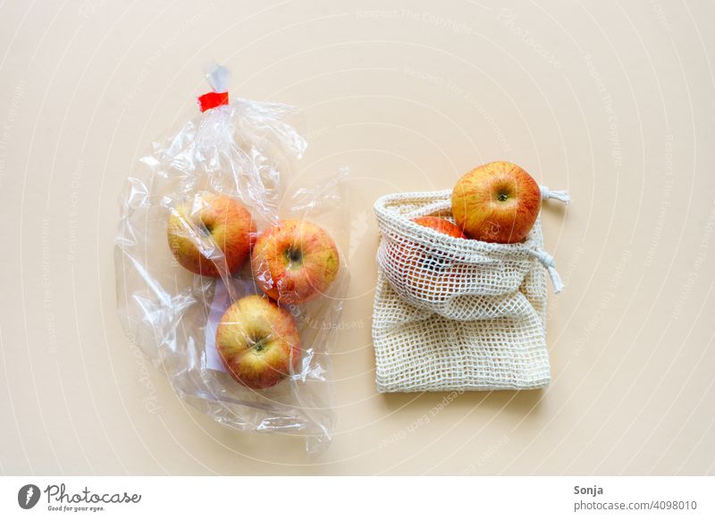 Rote Äpfel in Plastik verpackt und in einem wiederverwendbaren Einkaufsnetz Apfel rot Plastiktüte Wiederverwendbar natürlich Obst Bioprodukte Gesunde Ernährung