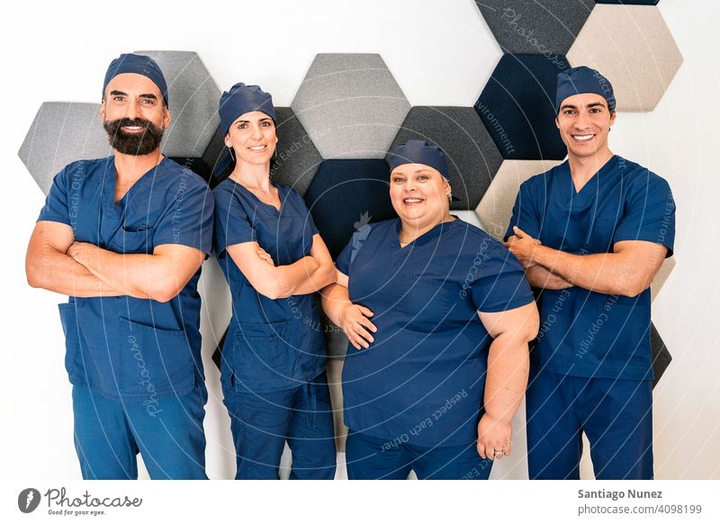Glückliches Zahnklinik-Arbeitsteam Team Dentalklinik Fachleute gemischt Männer Frauen Zusammensein in die Kamera schauen bei der Arbeit Arbeitsplatz