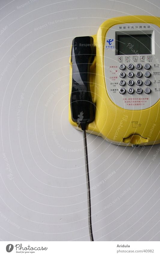 telefon_01 Information Deutsche Telekom Telefon Telefonbuch anzapfen Telefonauskunft Diskussionsleiter verbinden Telefonkabel China gelb bewegungslos Wand offen