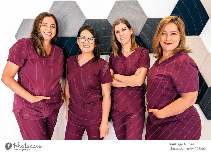 Weibliches Zahnklinik-Arbeitsteam Frauen Nur Frauen Team Dentalklinik Fachleute Zusammensein in die Kamera schauen bei der Arbeit Arbeitsplatz Uniform