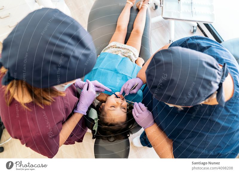 Junges Mädchen beim Checkup beim Zahnarzt Untersuchen Draufsicht Kind jung aufschauend Klinik Dentalklinik geduldig Lügen Lächeln Gesundheit Pflege Gerät dental