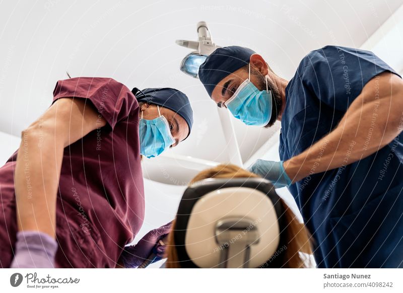 Mitarbeiter der Zahnklinik Ansicht von unten Mann Frau geduldig Stehen Blick Untersuchen Unteransicht Zahnarzt Klinik Dentalklinik Lügen Gesundheit Pflege Gerät