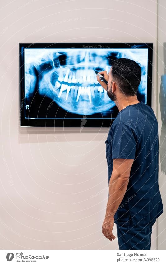 Zahnklinikmitarbeiter mit Röntgenbild Mann Dentalklinik dental zeigend Klinik medizinisch Arzt röntgen Beteiligung Untersuchen arbeiten Pflege Zahnmedizin